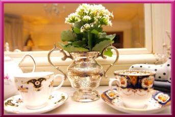 Flowers and china - a perfect vintage combo!