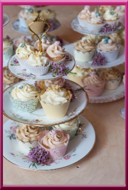 Gorgeous vintage cake stands and cupcakes